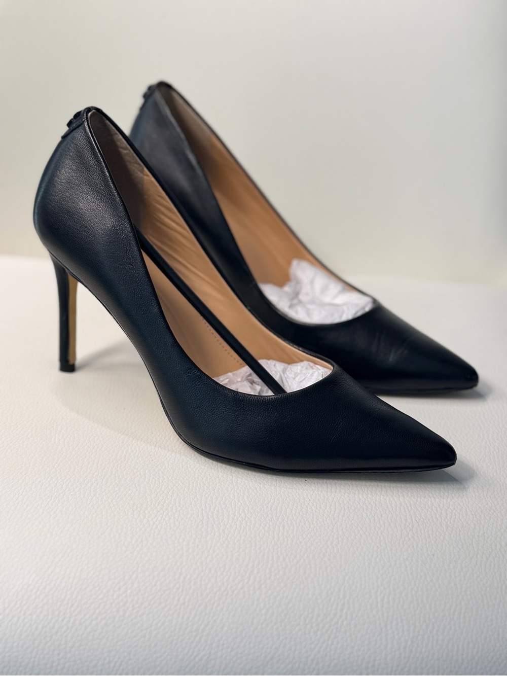 Like New Classic Black Pointed-Toe Pumps Leather Business Professional Size 6